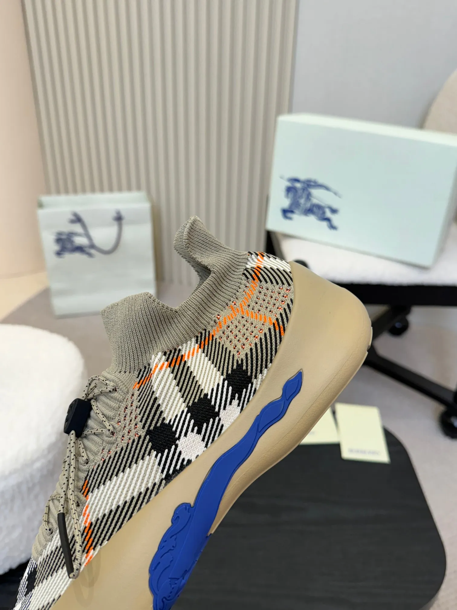 💰Men's Shoes💰680 Burberry's 2025 hot model is released, ultra-light socks and shoes, versatile, decorated with worsted Burberry plaid pattern. Featuring a mesh lining and checkered laces, the rubber sole features the archive Burberry monogram. From Burberry's iconic collection, these wardrobe staples are interpreted with the brand's signature style.   ✅Fabric: Classic cotton fly ✅Lining: Silk cow lining ✅Outsole: Ultra-light rubber foam sole ✅Color: apricot, original packaging ✅Code number: Men's 39-46 (39,46 customized)